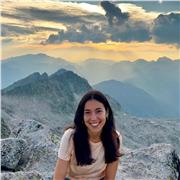 Graduada en Ingeniería Aeroespacial y con un máster en Estructuras Aeronáuticas en Estados Unidos.